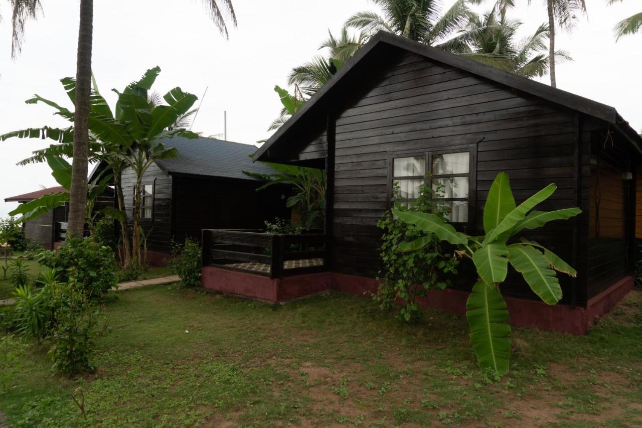 Vista Praia Beach Resort Anjuna Bagian luar foto