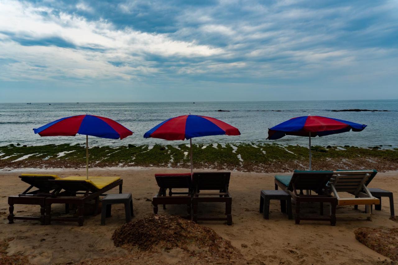 Vista Praia Beach Resort Anjuna Bagian luar foto