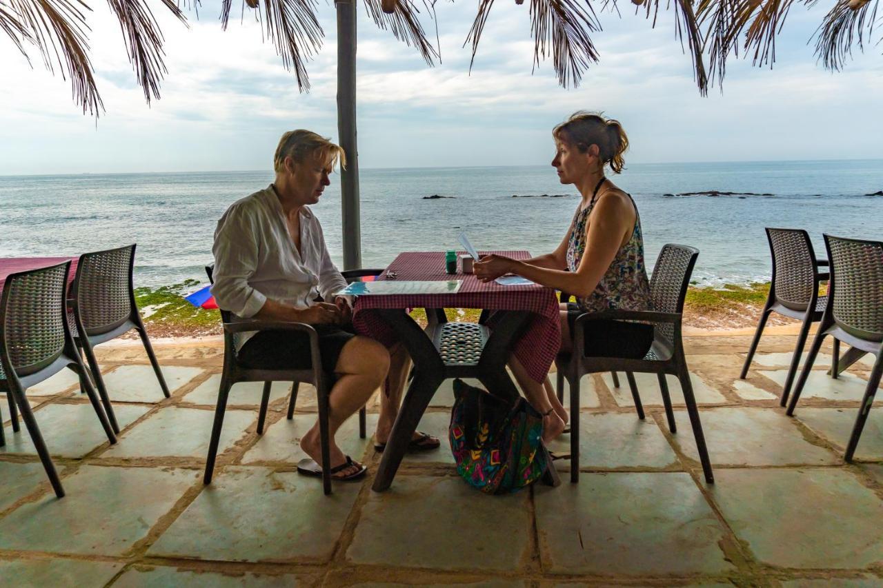 Vista Praia Beach Resort Anjuna Bagian luar foto