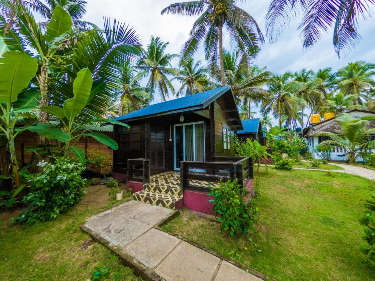 Vista Praia Beach Resort Anjuna Bagian luar foto
