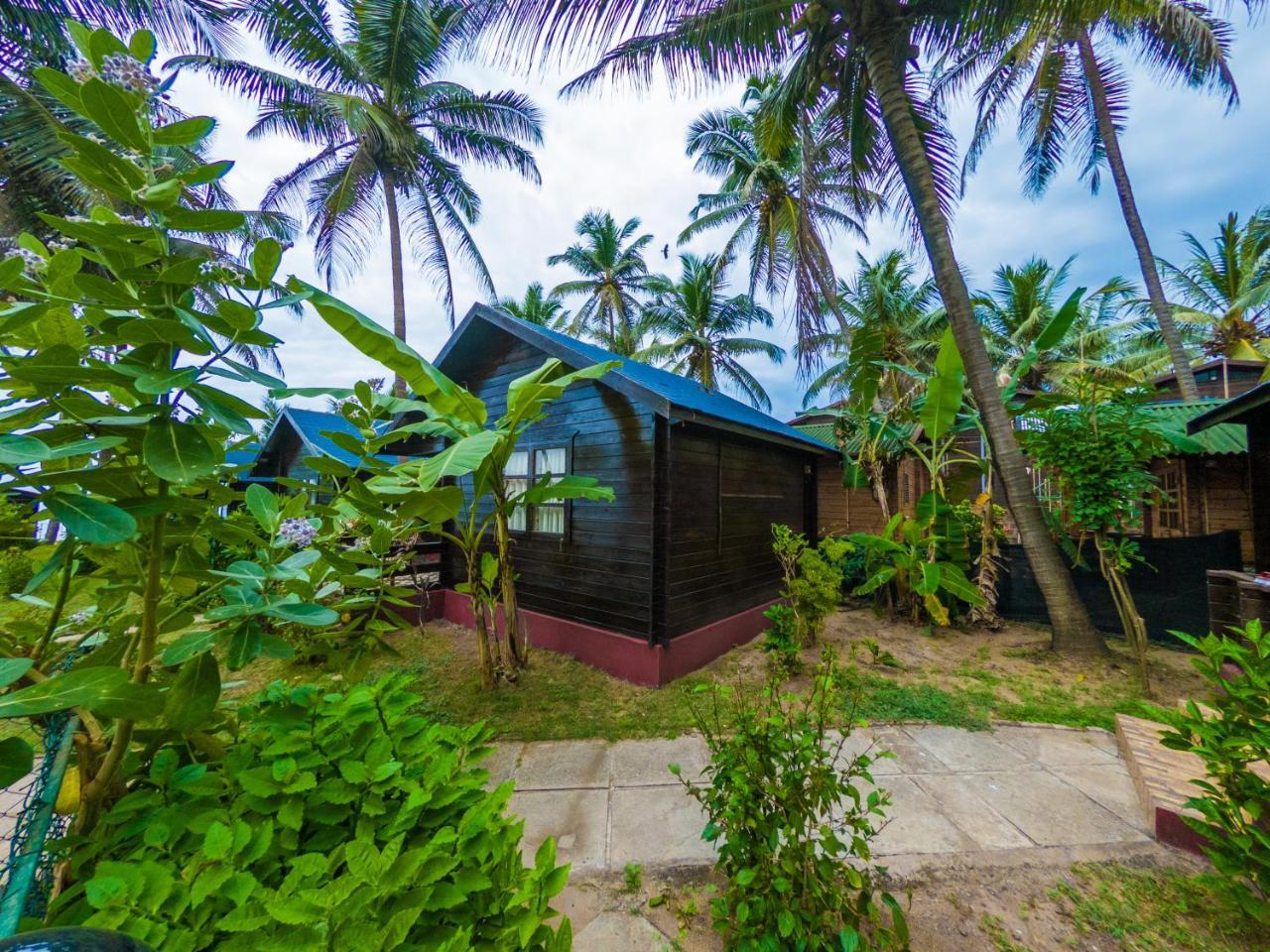 Vista Praia Beach Resort Anjuna Bagian luar foto