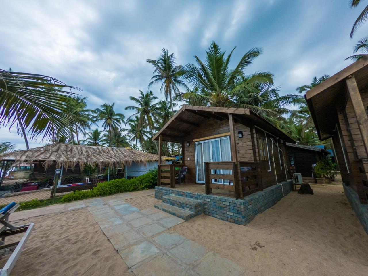 Vista Praia Beach Resort Anjuna Bagian luar foto