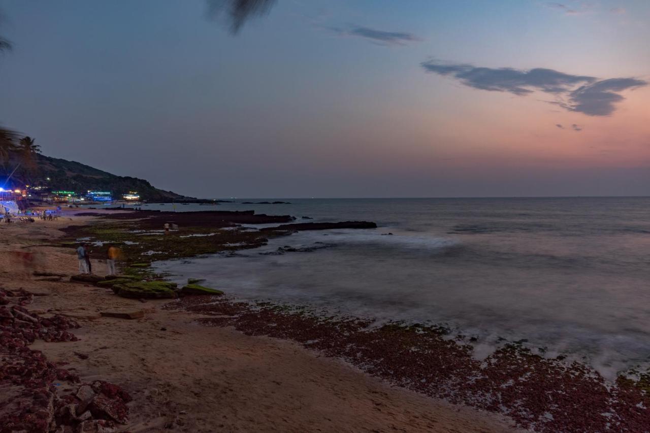 Vista Praia Beach Resort Anjuna Bagian luar foto