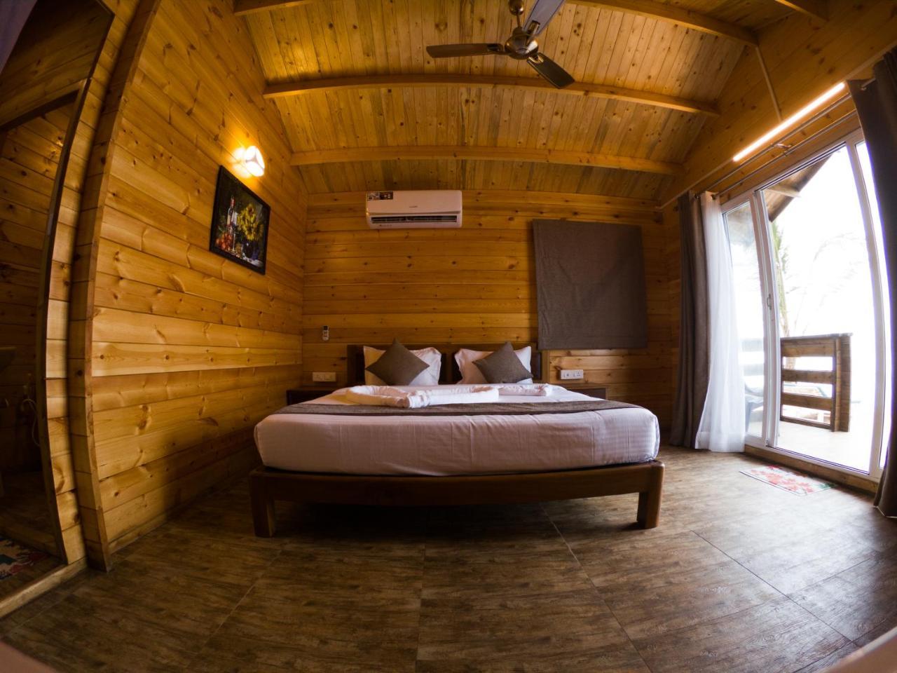 Vista Praia Beach Resort Anjuna Bagian luar foto