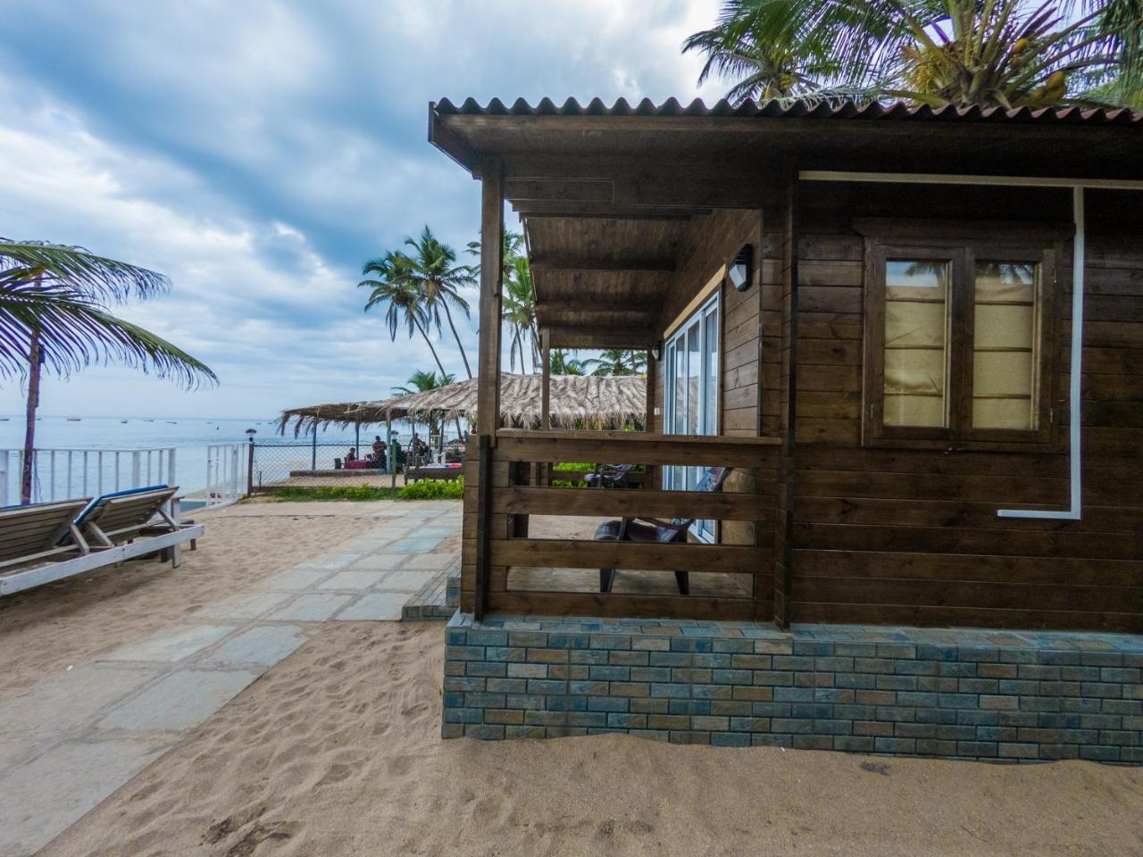 Vista Praia Beach Resort Anjuna Bagian luar foto