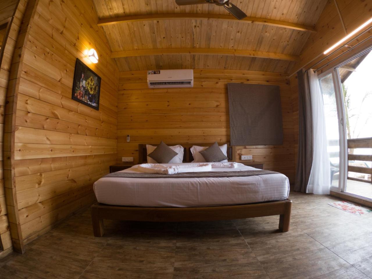 Vista Praia Beach Resort Anjuna Bagian luar foto
